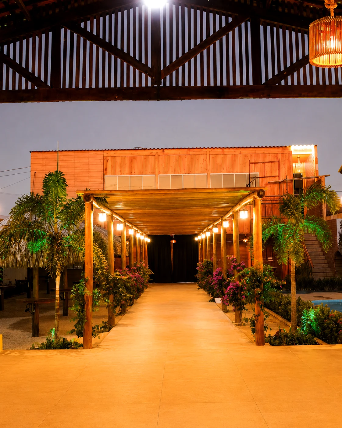Entrada iluminada do Al'mar Restôbar