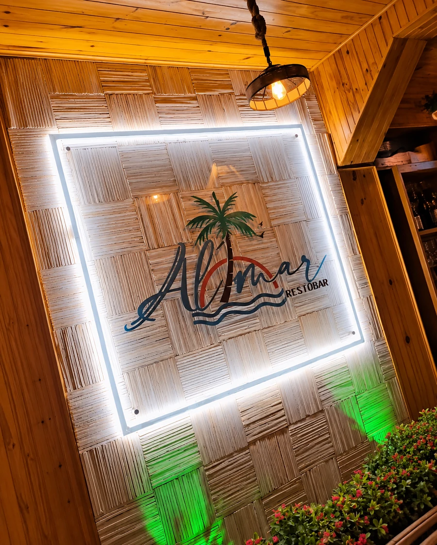 Identidade visual do Al'mar Restôbar em ambiente de madeira